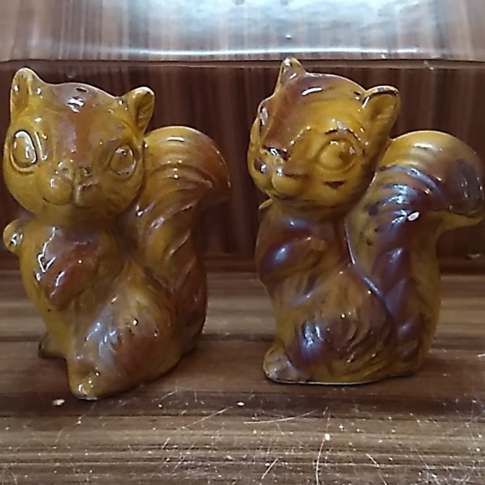 Vintage MCM kitsch Squirrel salt pepper set farmhouse shabby chic